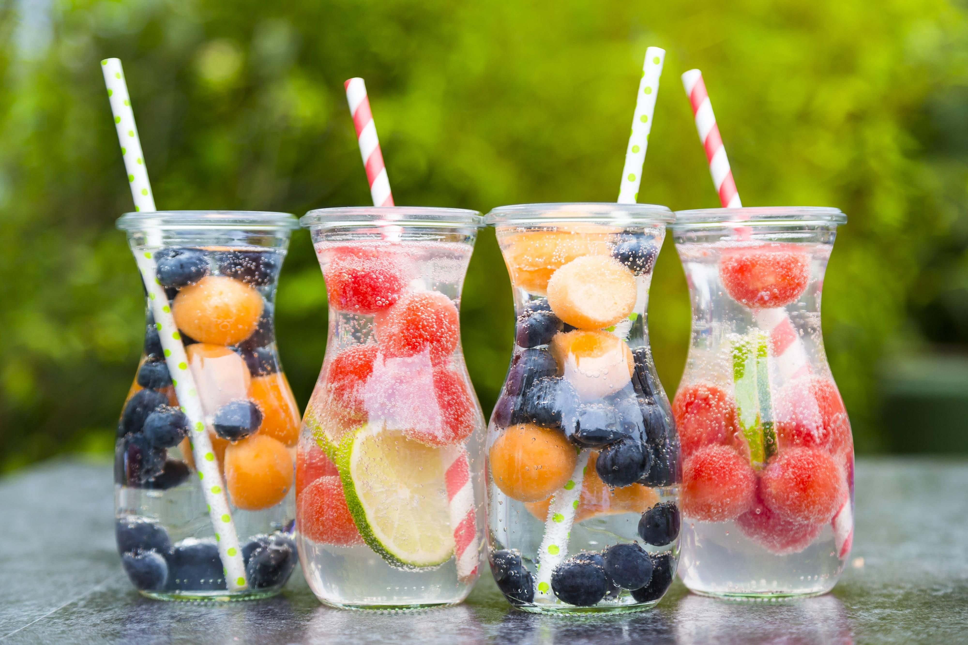 Bunt uns gesund sehen die „Infused Water“ aus. Doch wie viele Vitamine stecken wirklich in dem bunten Wasser?