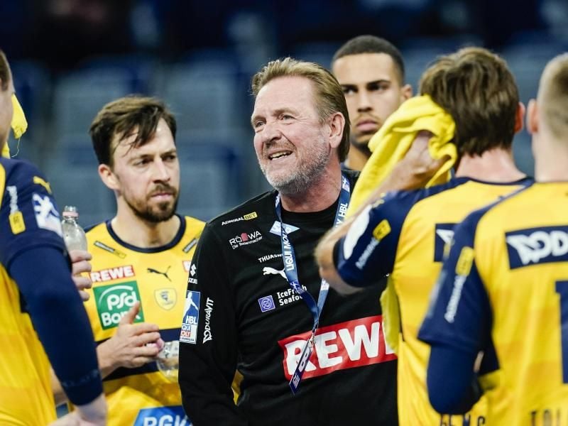 Die Rhein-Neckar Löwen um Trainer Martin Schwalb stehen wieder an der Tabellenspitze der HBL. Foto: Uwe Anspach/dpa