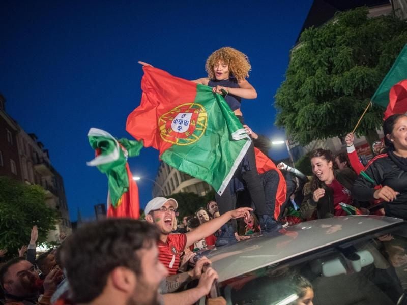 Fans von Portugal jubeln am 06.07.2016 im Portugiesenviertel. Foto: Lukas Schulze