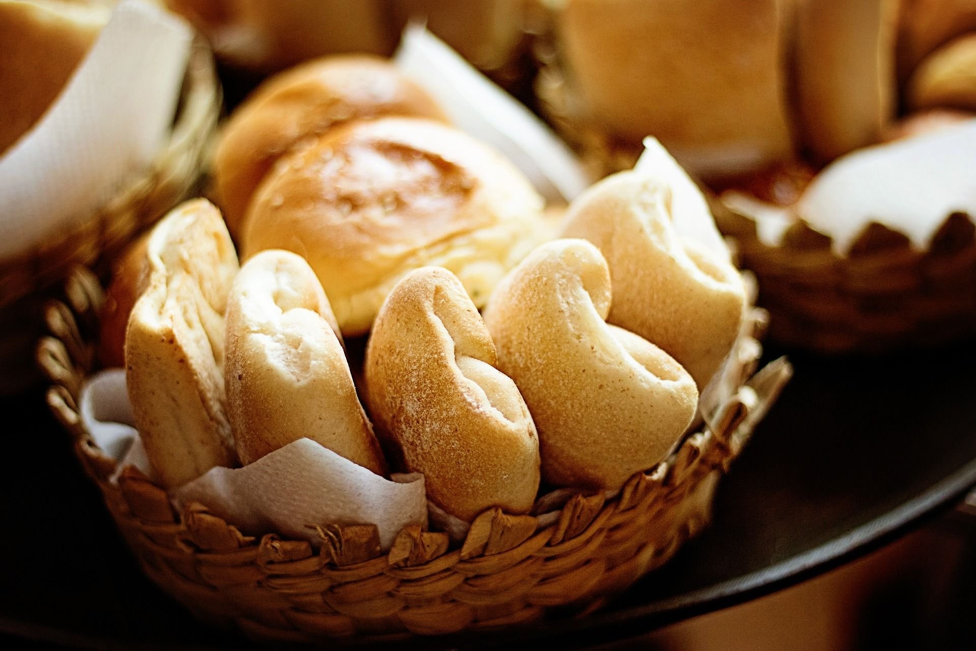Brötchen darf der Bäcker sonntags legal verkaufen.