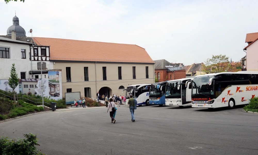 Seit dem Frühjahr werden die Bus-Touristen an der alten Malzscheune in der Eisleber Bahnhofstraße willkommen geheißen.