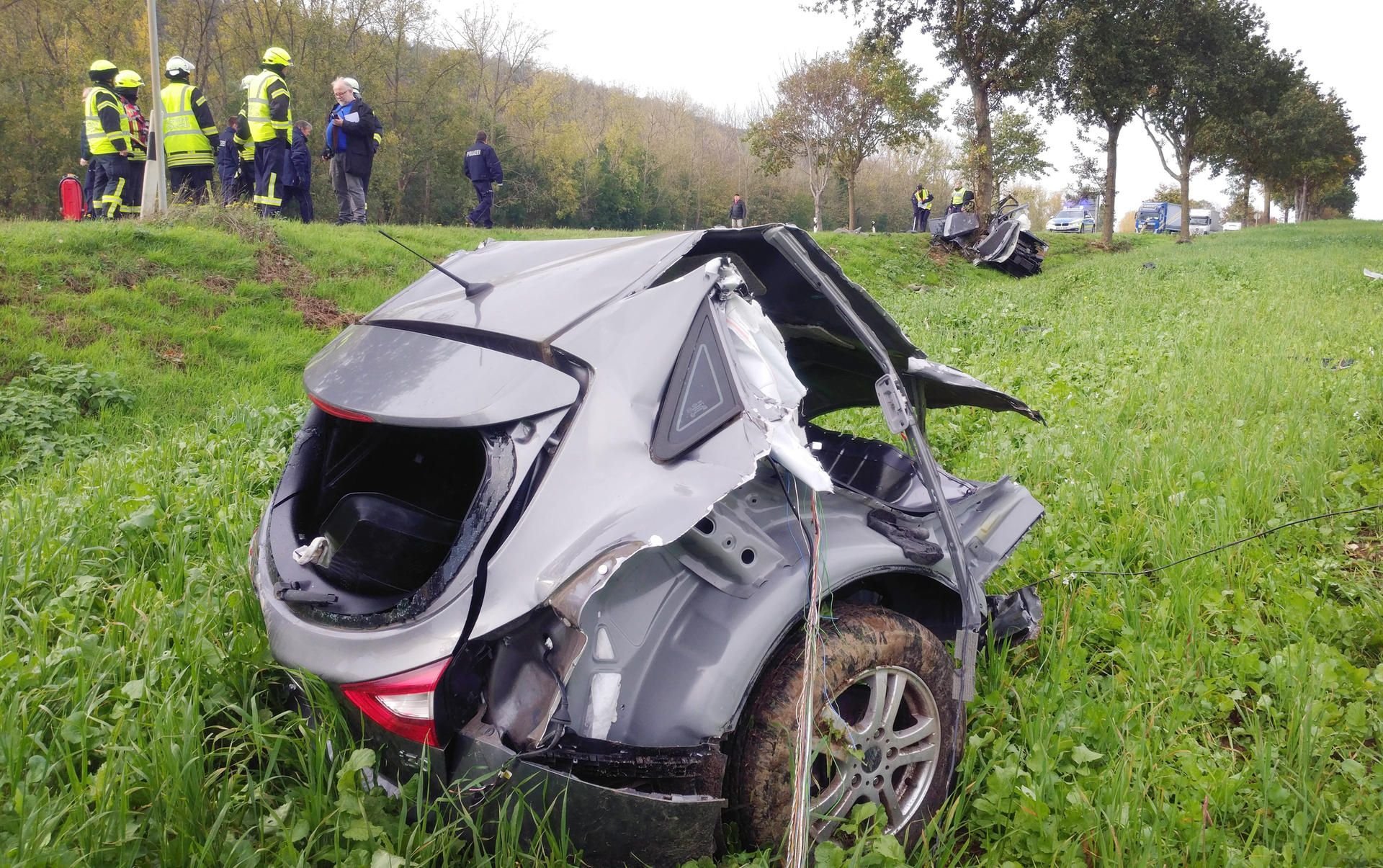 Nordrhein-Westfalen, Aldenhoven: Teile eines Autos liegen nach einem Unfall auf einem Feld.