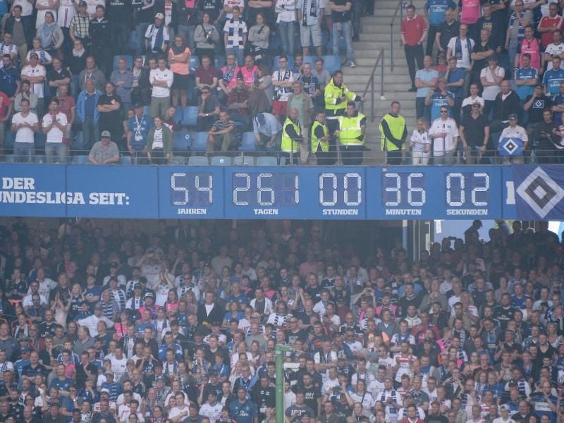 Die Stadionuhr im Hamburger Volksparkstadion im Moment des Abpfiffs. Foto: Axel Heimken