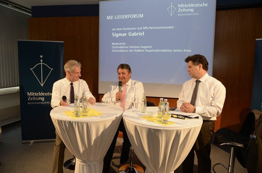 MZ-Chefredakteur Hartmut Augustin (l.) und Jochen Arntz, Chefredakteur der Dumont-Hauptstadtredaktion (r.), moderieren die Runde mit SPD-Chef Sigmar Gabriel.