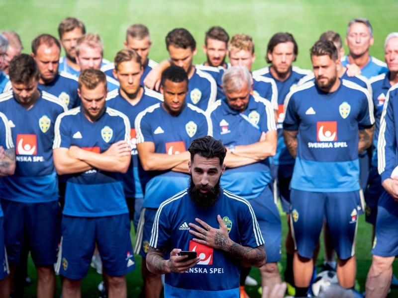 Schwedens Jimmy Durmaz (vorn) gibt vor Trainingsbeginn eine Erklärung ab. Foto: Joel Marklund/Bildbyran/ZUMA Press