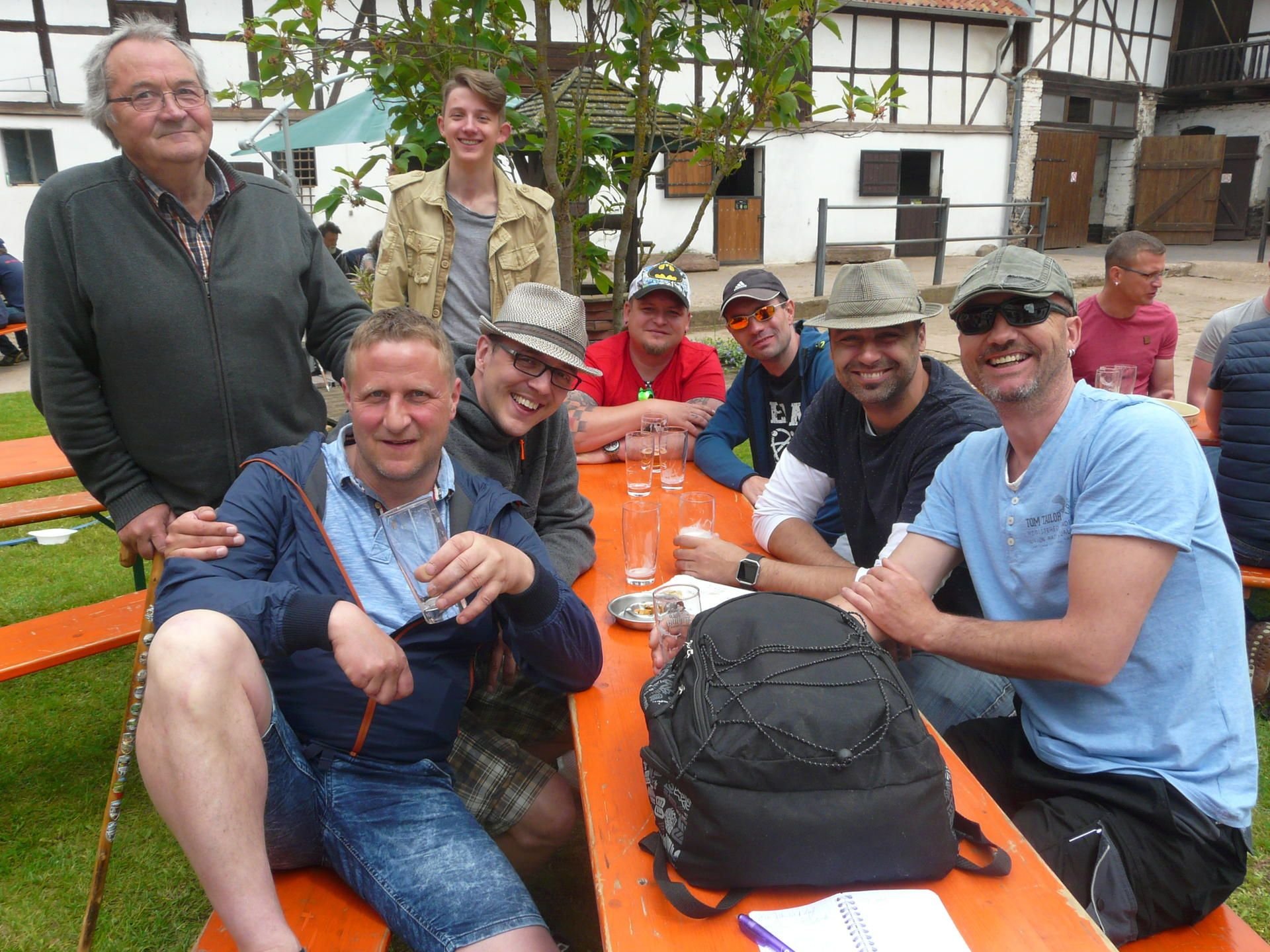 Diese Gruppe hat im vergangenen Jahr gemeinsam den Vatertag gefeiert.