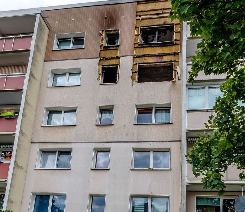 Aus dem vierten Stock dieses Hauses sind drei junge Menschen im Juli 2016 wegen eines Brandes gesprungen.