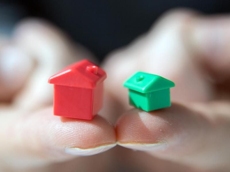Wer aus beruflichen Gründen eine Zweitwohnung anmietet, wird bei den Kosten steuerlich entlastet. Das kann auch der Fall sein, wenn der Steuerzahler keine feste Tätigkeitsstätte hat. Foto: Andrea Warnecke/dpa-tmn/Illustration