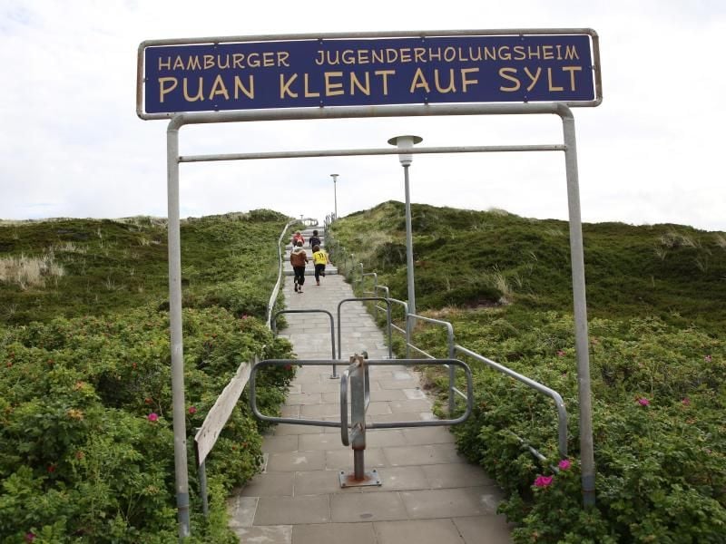 Der Weg zum Schullandheim Puan Klent auf der Nordseeinsel Sylt. Foto: Christian Charisius/dpa/Archivbild