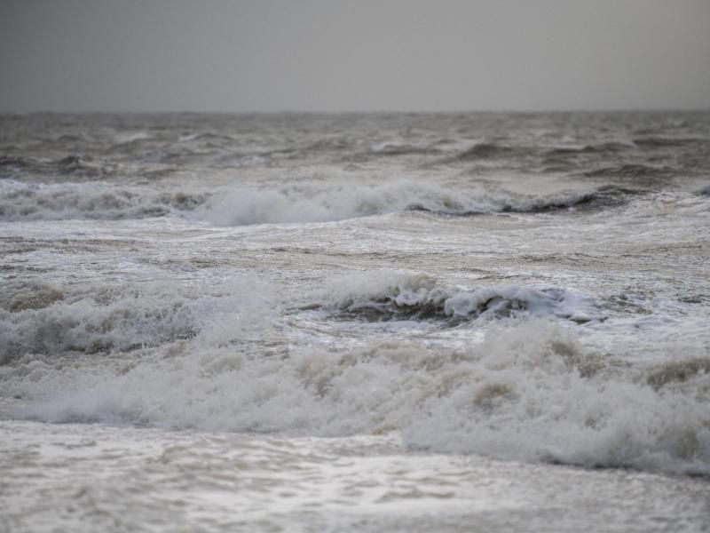 Stürmisches Wetter an der Nordsee: Ein Blick auf die Wellen während des Sturms am Strand von Borkum. Foto: Mohssen Assanimoghaddam/dpa/Archivbild