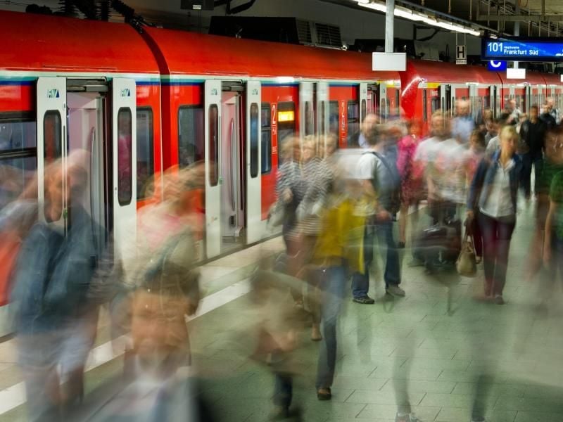 Zahlreiche Menschen verlassen eine gerade eingefahrene S-Bahn. Foto: Christoph Schmidt/Archiv