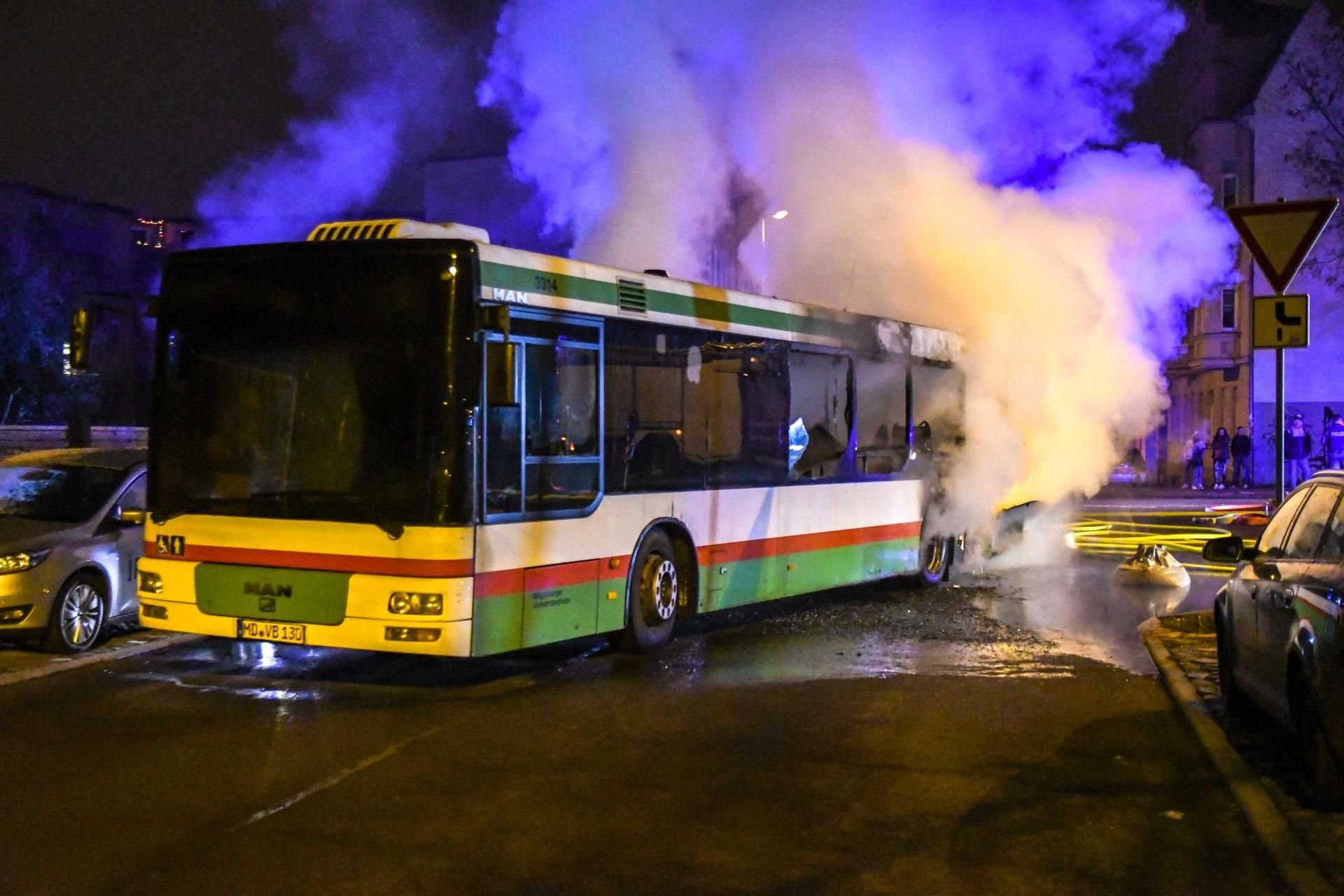 In Magdeburg ist in der Nacht zum Montag ein Linienbus ausgebrannt.