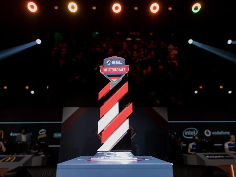 Recast Gaming konnte sich den Pokel der ESL Meisterschaft in Dota 2 sichern. Foto: Stephanie Lieske/ESL/dpa