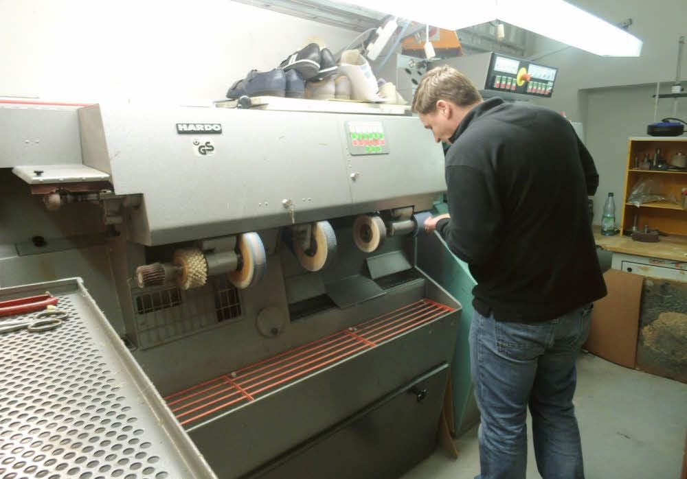 Orthopädie-Schuhmachermeister Mathias Junkel arbeitet an einer Schleifmaschine, die derzeit in der Garage steht.