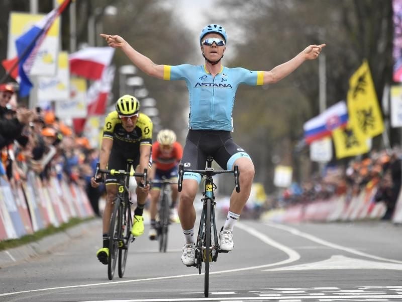 Der Däne Michael Valgren vom Team Astana bejubelt seinen Sieg bei der Zieleinfahrt. Foto: Eric Lalmand/BELGA