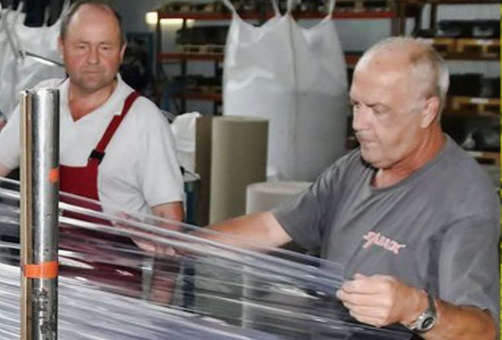 Ein Blick in die frühere Produktion: Salux-Technikchef Carsten Unbescheid und Bernd Leiding (v.l.) an der Plattenanlage.
