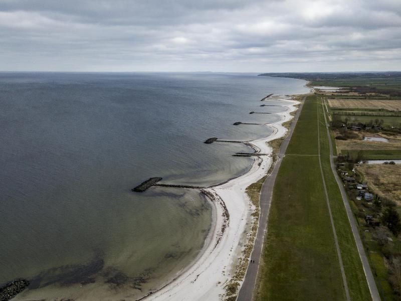 Wolken über dem menschleeren Strand in Schönberg. Foto: Axel Heimken/dpa