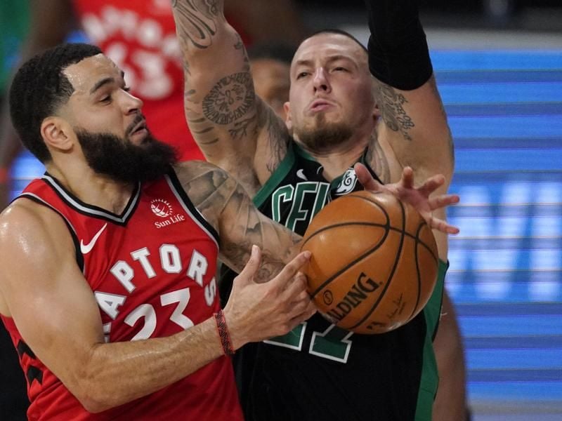 Liegt mit Boston gegen Toronto wieder vorne: Daniel Theis (r). Foto: Mark J. Terrill/AP/dpa