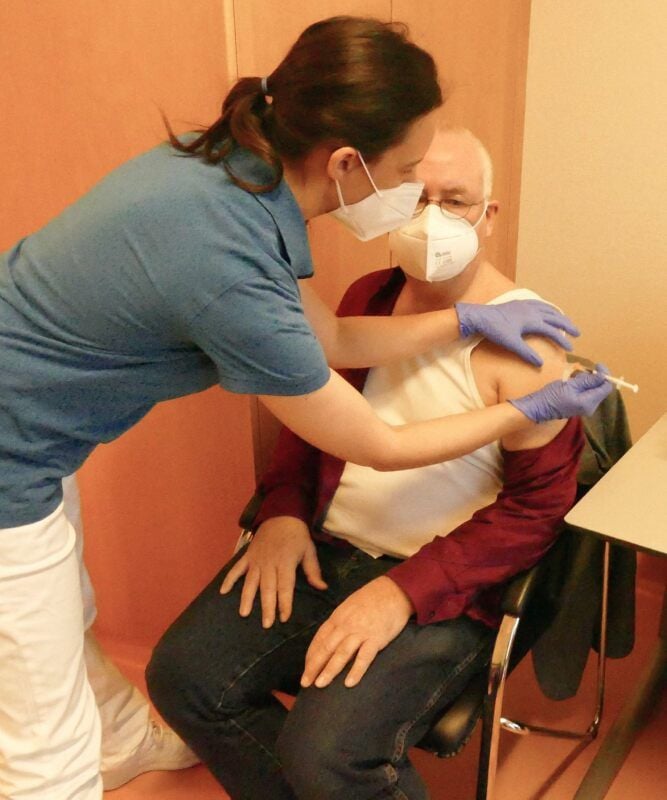 Mit der Alexianer-Bosse-Klinik haben nun alle drei Krankenhäuser im Kreis Impfdosen für die Mitarbeiter erhalten. Der Ärztliche Direktor Nikolaus Särchen war einer von 109 Mitarbeitern, die am Donnerstag geimpft wurden.