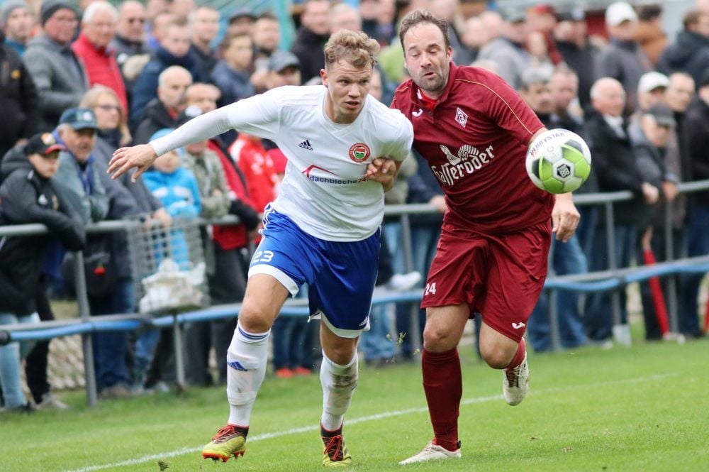 Packendes Laufduell zwischen Westerhausens Alexander Himburg (links) und Alexander Kopp vor toller Kulisse.