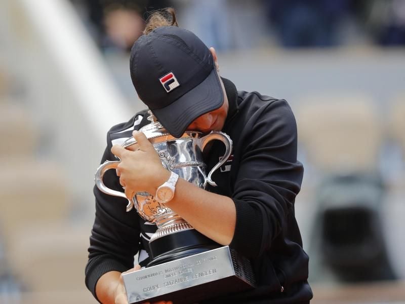 Ashleigh Barty umarmt ihren ersten Grand-Slam-Pokal. Foto: Michel Euler/AP