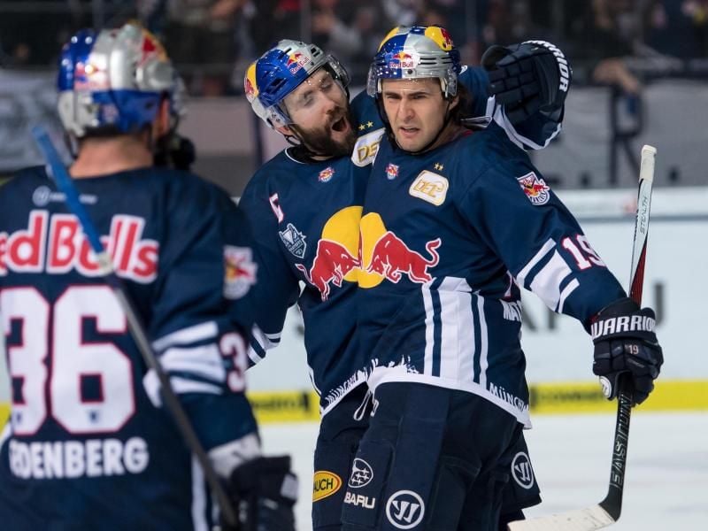 Jonathan Matsumoto (r) ist zum besten Spieler der Playoffs in der Deutschen Eishockey Liga gewählt worden. Foto: Sven Hoppe
