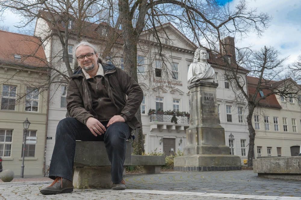 Ein symbolträchtiger Ort für das Foto eines Denkmalpflegers wie Ron Schmidt: Am Bachplatz treffen Wall- und Schulstraße aufeinander, in denen viele Häuser unter Denkmalschutz stehen. Und mit Bach steht sogar ein Denkmal im klassischen Wortsinne dort.