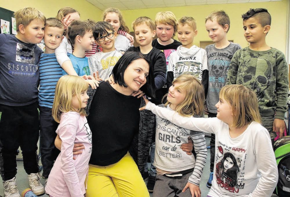Die Zweitklässler halten an ihrer Schulsozialarbeiterin Yvette Becker-Schulz fest.