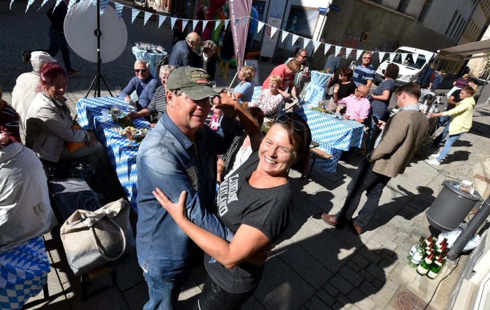 Silke Heinisch und Lothar Wallenburger aus Burgwerben nutzten das Innenstadtfrühstück auch zu einem kleinen Tänzchen.