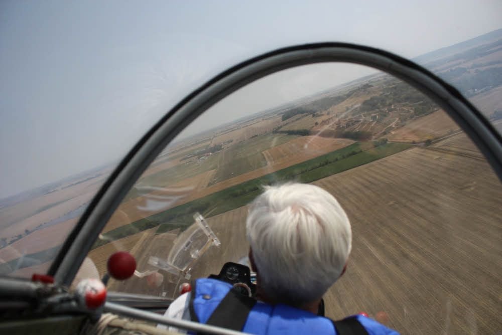 Beim Flug über den Ballenstedter Flugplatz genießt man einen weiten Blick über das Harzvorland.