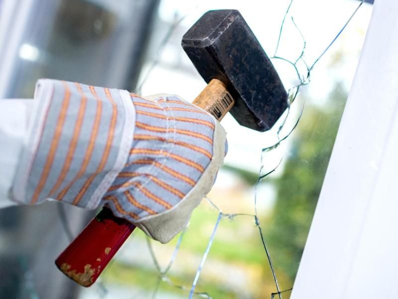 Bei einem Einbruch gehen oft Fenster zu Bruch. Die Reparaturkosten übernimmt in der Regel die Hausratversicherung. Foto: Hauke-Christian Dittrich/dpa