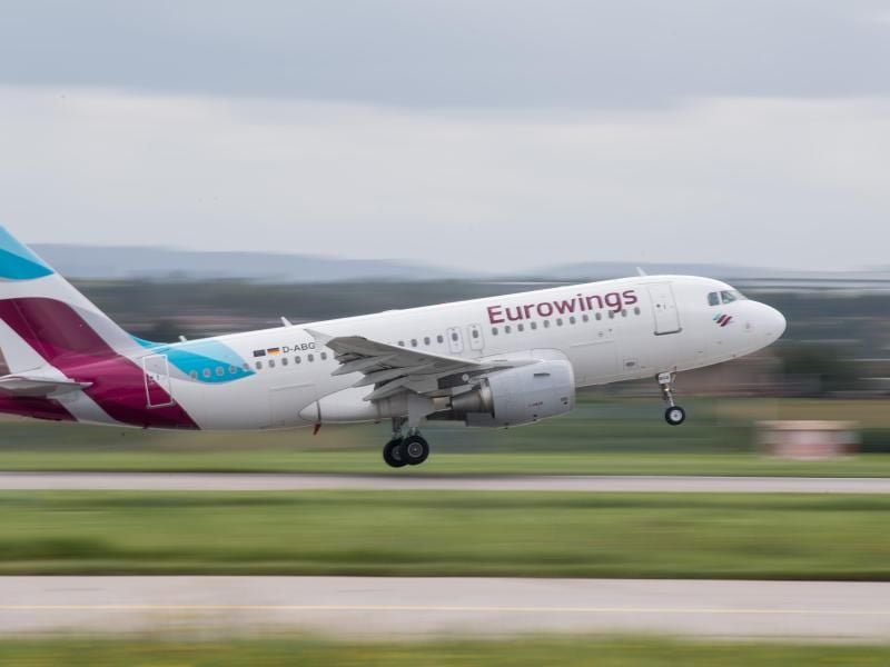 Ein Flugzeug der Fluggesellschaft Eurowings startet. Foto: Sebastian Gollnow/Archivbild