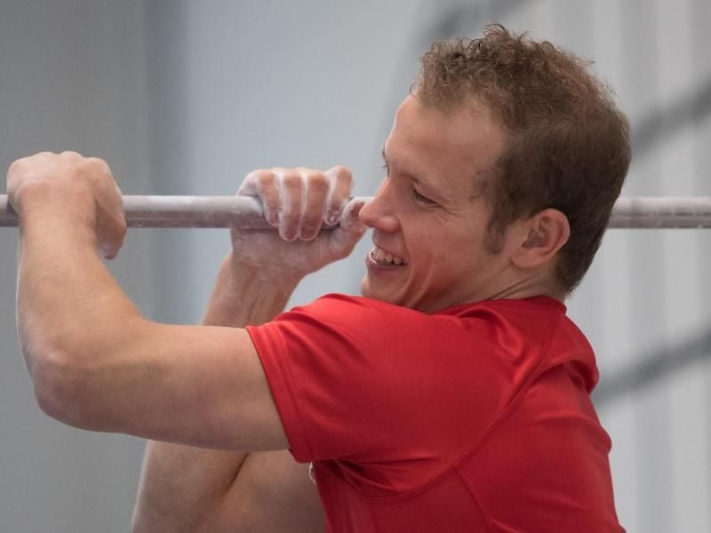 Fabian Hambüchen weiht sein „Gold-Reck” für Nachwuchstalente ein. Foto: Boris Roessler