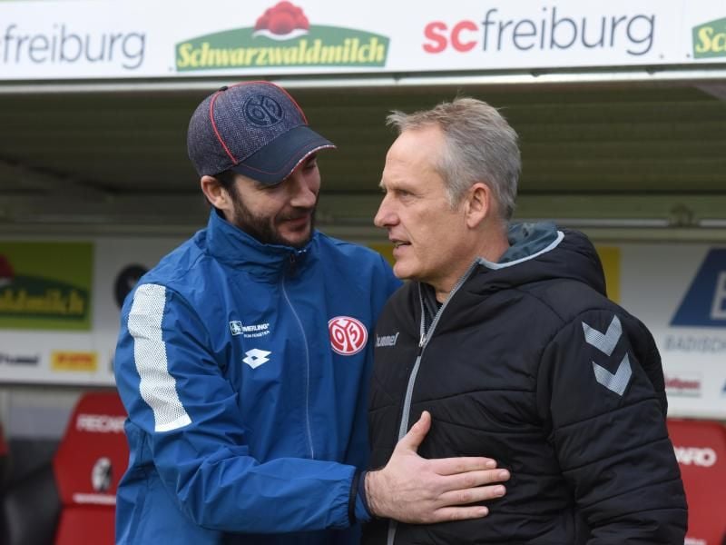 Am Montagabend treffen die Teams von Mainz-Coach Sandro Schwarz (l) und SC-Trainer Christian Streich aufeinander. Foto: Patrick Seeger