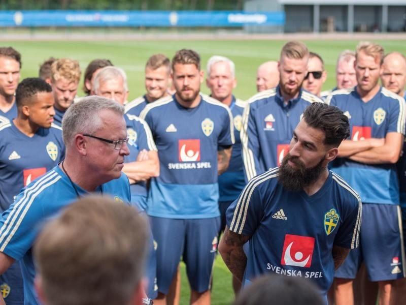 Nach rassistischen Angriffen auf Jimmy Durmaz (r) stellte sich das schwedische Team geschlossen hinter den Teamkameraden und rief gemeinsam: „Fuck Racism”. Foto: Maximilian Haupt