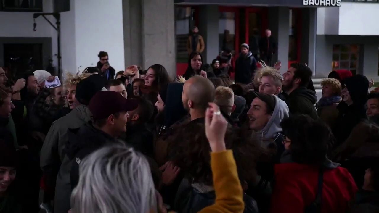 Die Studenten versammeln sich vor dem Bauhaus.