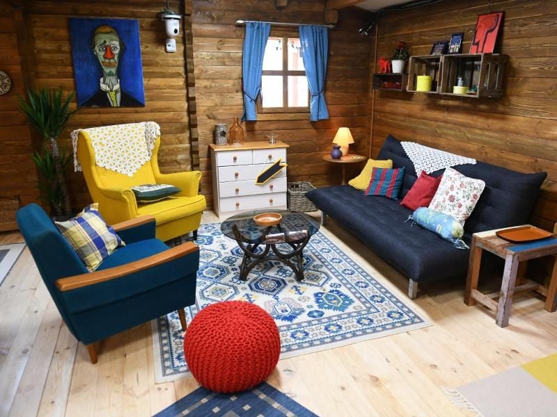 Rustikal aber gemütlich: Der Wohnbereich im „Blockhaus” der neuen Staffel. Foto: Willi Weber/die pressetanten/Sat.1/dpa