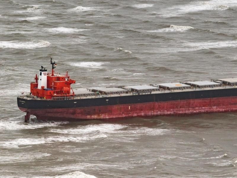 Der Frachter „Glory Amsterdam” liegt in der Deutschen Bucht vor Langeoog auf Grund. Foto: Mohssen Assanimoghaddam