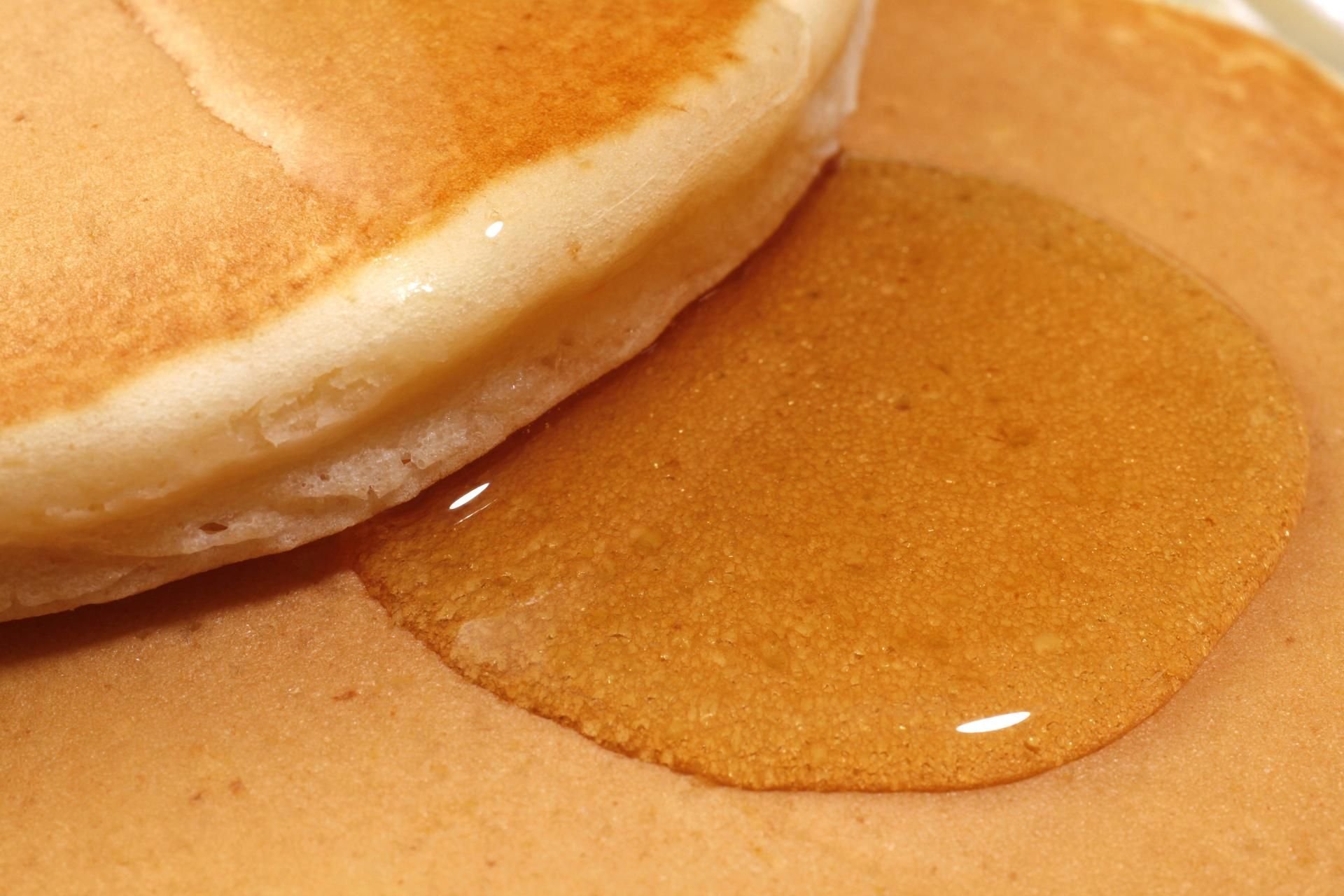 Pancakes mit Ahornsirup - Nationalfrühstück in Nordamerika.