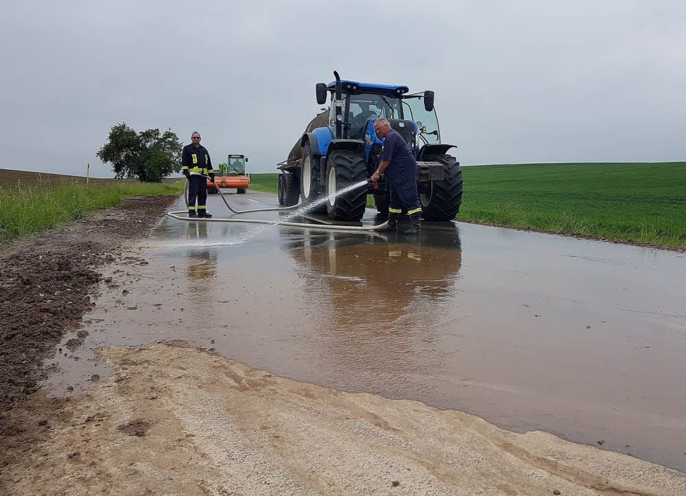 Zwischen Weißenborn und Hassel spritzt Frank Krätzig am Donnerstag die Fahrbahn frei.