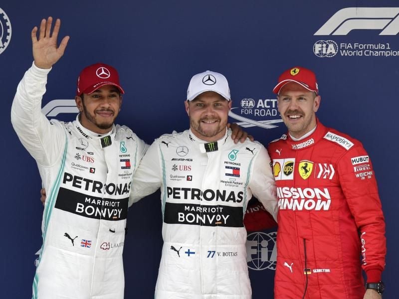 Valtteri Bottas (M) siegte im Qualifying vor Lewis Hamilton (l) und Sebastian Vettel. Foto: Andy Wong/AP