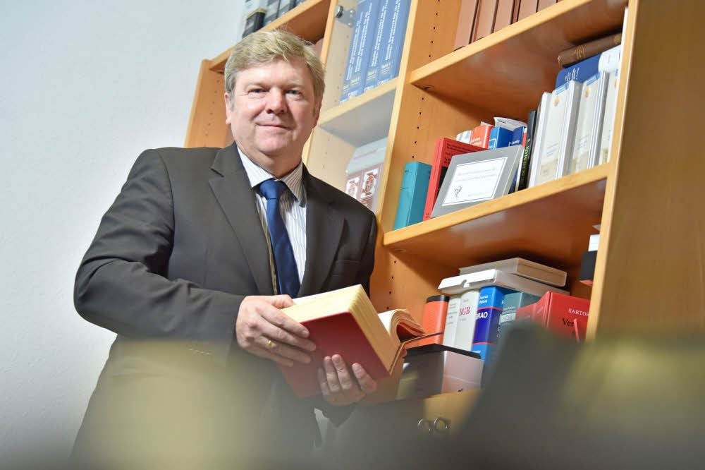 Veit Wolpert in seiner Rechtsanwalts-Kanzlei, die er 1992 gegründet hat, in der Bitterfelder Lindenstraße.