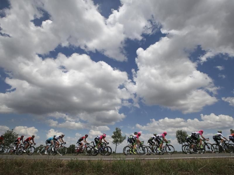 Die zweite Etappe der Tour de France verläuft über 182,5 Kilometer flach von Mouilleron-Saint-Germain nach La Roche-sur-Yon. Foto: Christophe Ena/AP