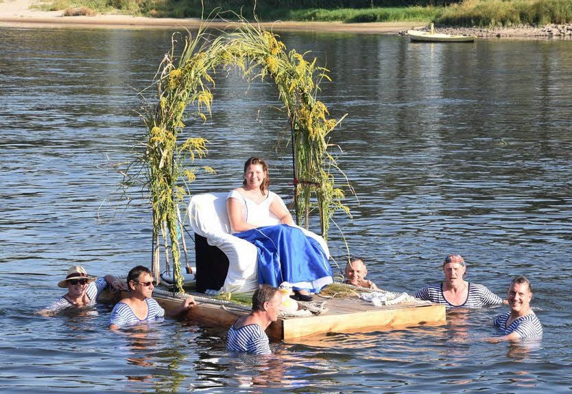 Standesgemäß auf einem Thron sitzende fuhr die 20. Miss Elbenixe Henrike Tietz mit einem Floß auf dem Strom vor.