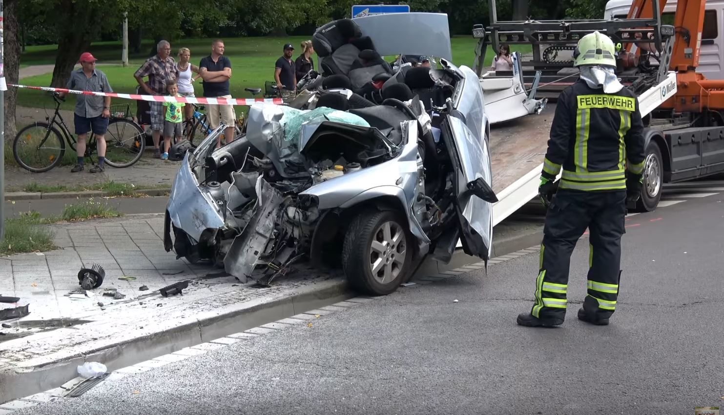 Bei dem Unfall wurde der Autofahrer im Fahrzeugwrack eingeklemmt. Die Feuerwehr musste ihn befreien, da sich das Fahrzeug entzündete.