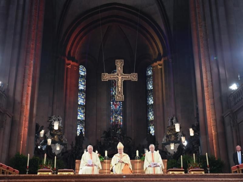 Der Mainzer Bischof Kardinal Lehmann zu Beginn des Festgottesdienstes. Foto: Arne Dedert/Archiv