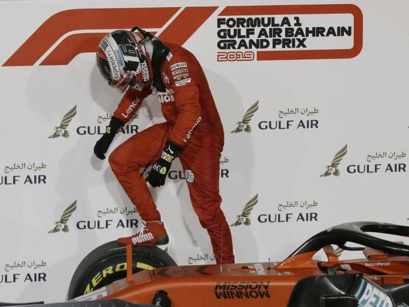 Charles Leclerc steigt nach seinem dritten Platz in Bahrain aus seinem Ferrari. Foto: Luca Bruno/AP