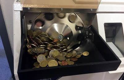 Diese Maschine prüft das Kleingeld.
