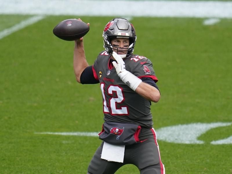 Tom Brady, Quarterback der Tampa Bay Buccaneers, setzt zu einem Pass an. Foto: Jack Dempsey/AP/dpa
