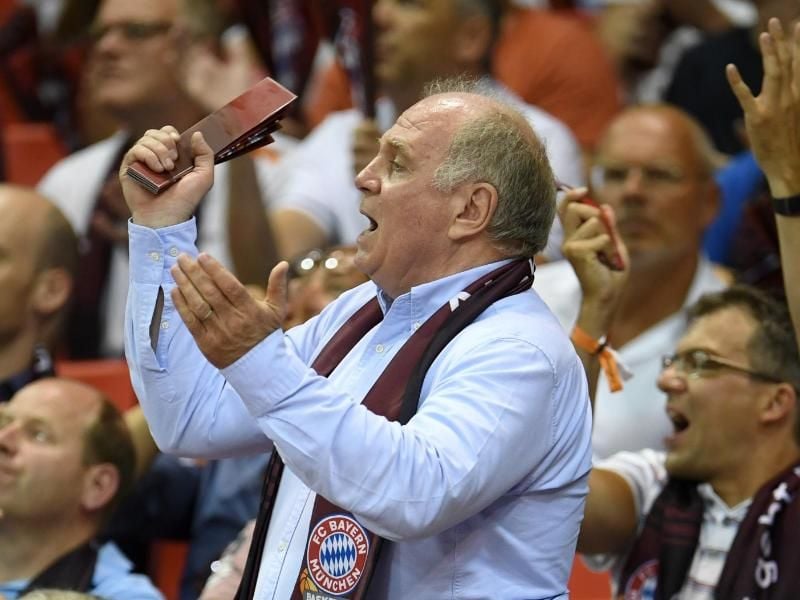 Uli Hoeneß feuert das Basketballteam des FC Bayern an. Foto: Andreas Gebert